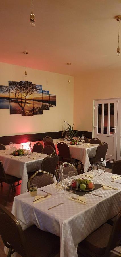 Izvorani Forest Inn מראה חיצוני תמונה