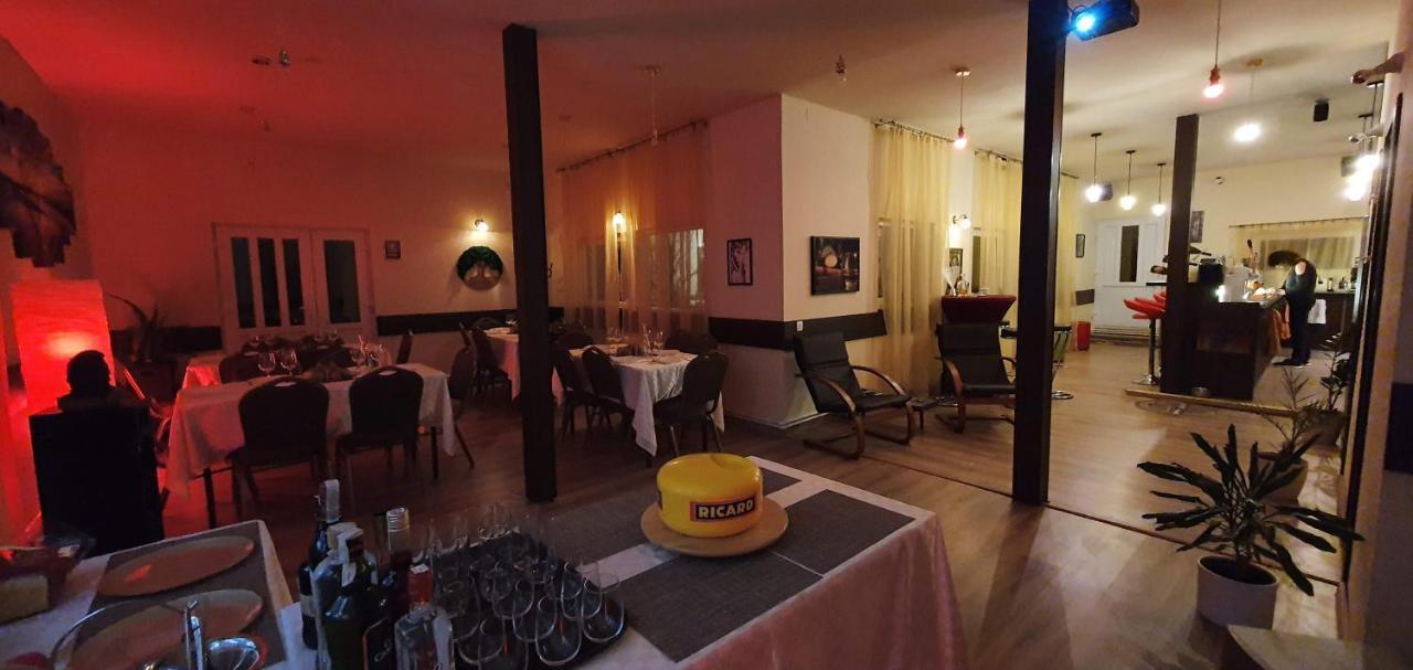 Izvorani Forest Inn מראה חיצוני תמונה