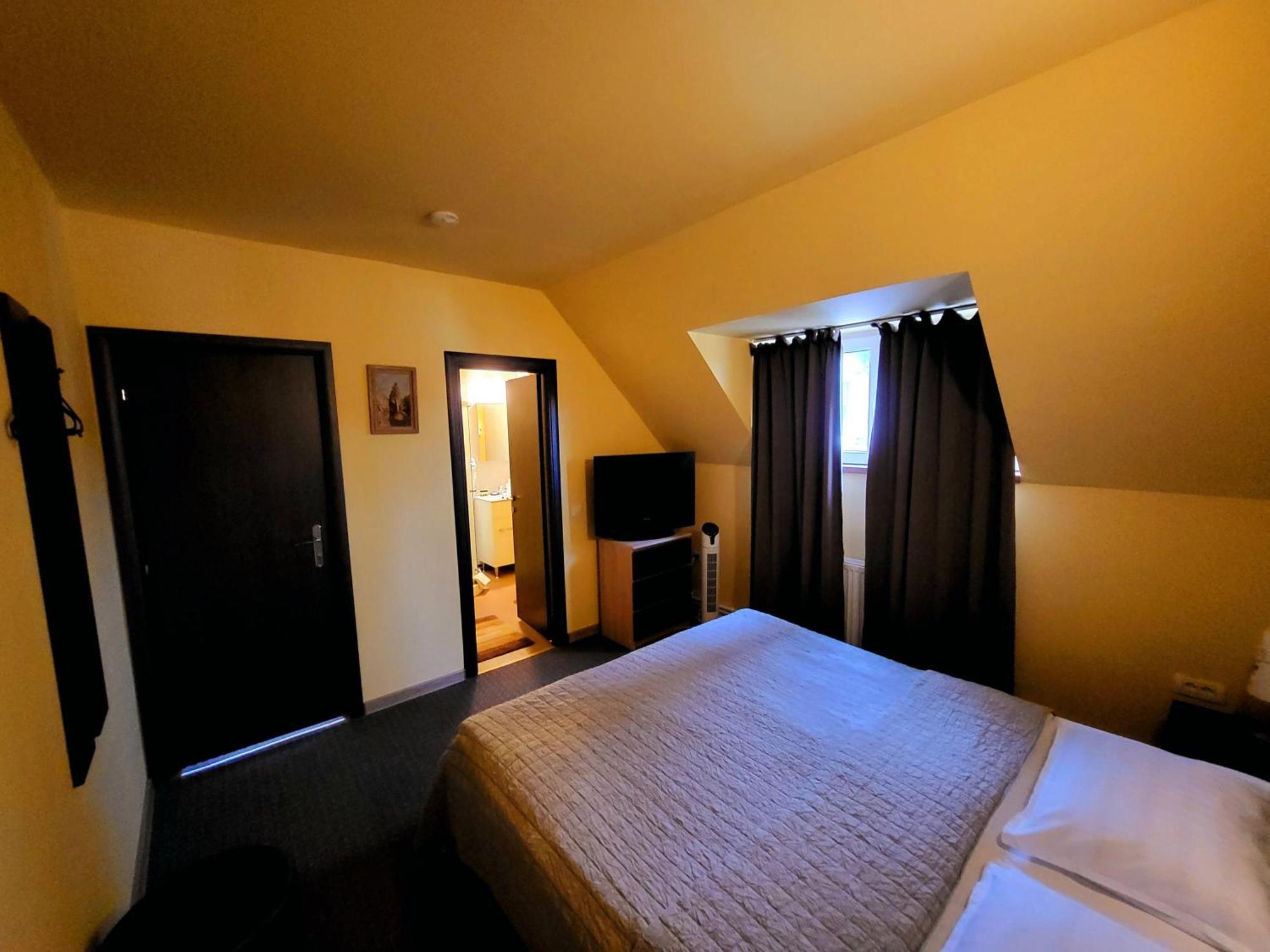 Izvorani Forest Inn מראה חיצוני תמונה